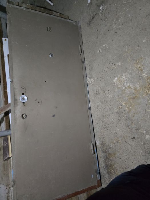 Temir eshik sotiladi.