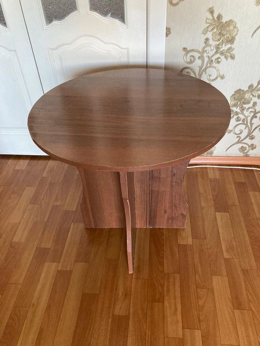 Стол круглый журнальный  в хорошем состоянии