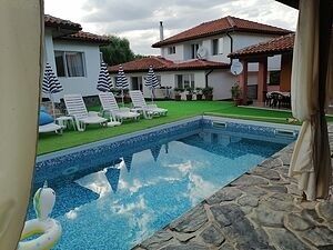 Три къщи с басейн и 1 дка двор — до Бургас | Акт 16 | Без ипотека | Го