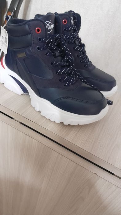 Продам кроссовки новые