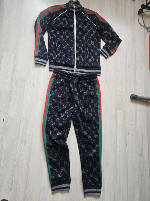 Мужской спортивный костюм