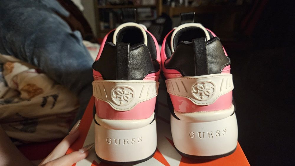 Adidași guess purtați doar o data