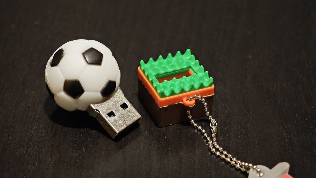 USB флаш памет 64 гб / Футболна топка