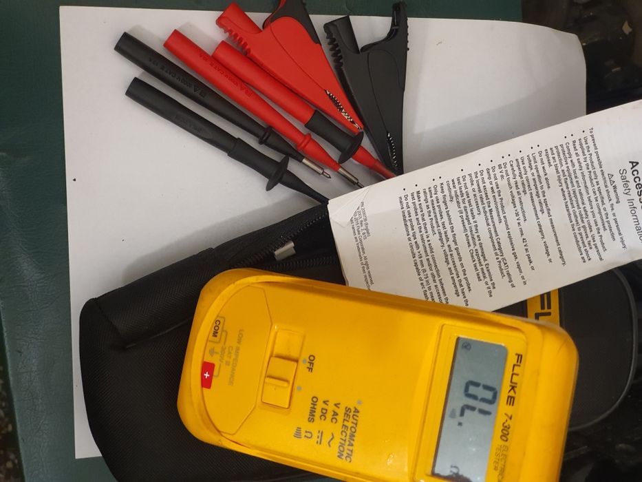 Multimetru FLUKE 7-300 cu set spioni noi, clesti, bumper protectie si