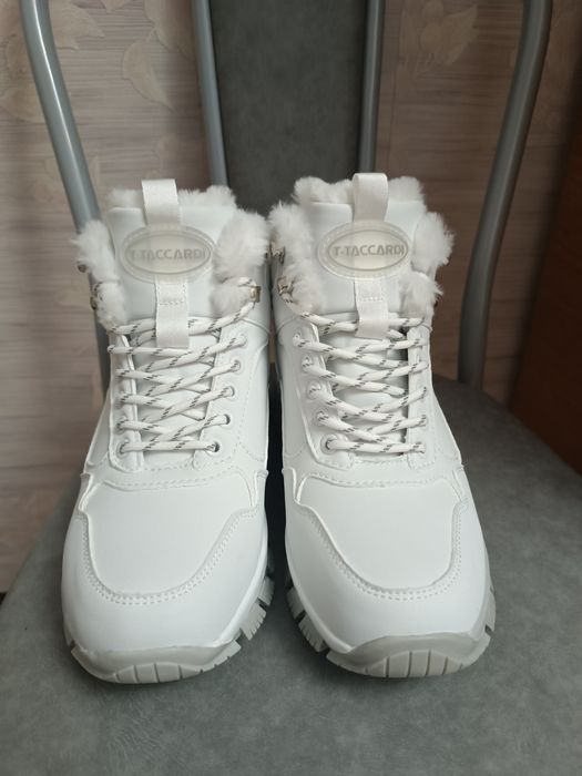 Новые  кроссовки, утепленные