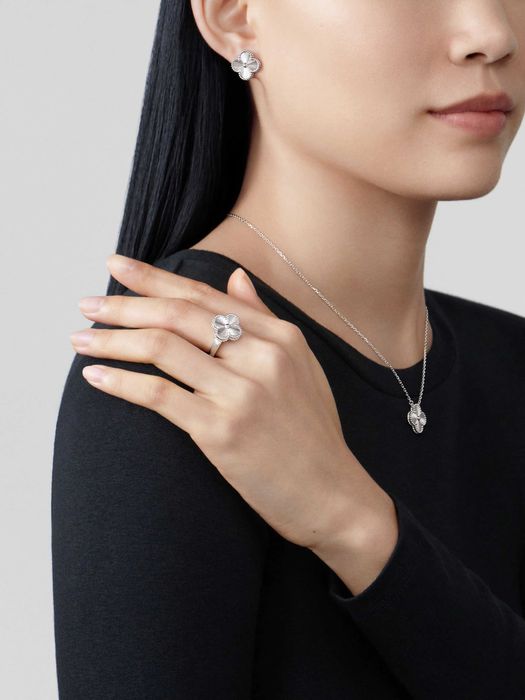 Van Cleef & Arpels VCA Silver Diamond Alhambra Clover Дамско Колие