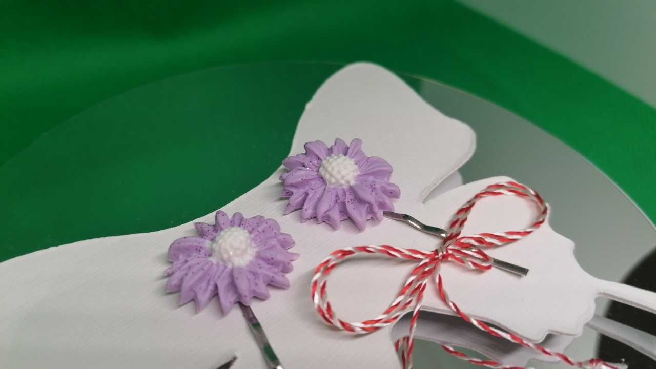 Set agrafe de par mărțișor, cu floricele handmade din FIMO