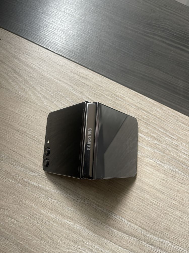 Samsung Galaxy Z Flip5 5G 256GB 8GB с черно петно в ляво на екрана