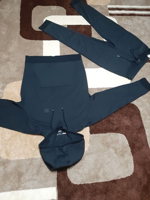 Vând trening negru bărbați de la BOSS (Hugo Boss) , mărimea L / XL