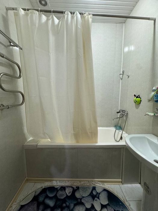 Srochno Qorasuv-6 da 2 xonali uy sotiladi.