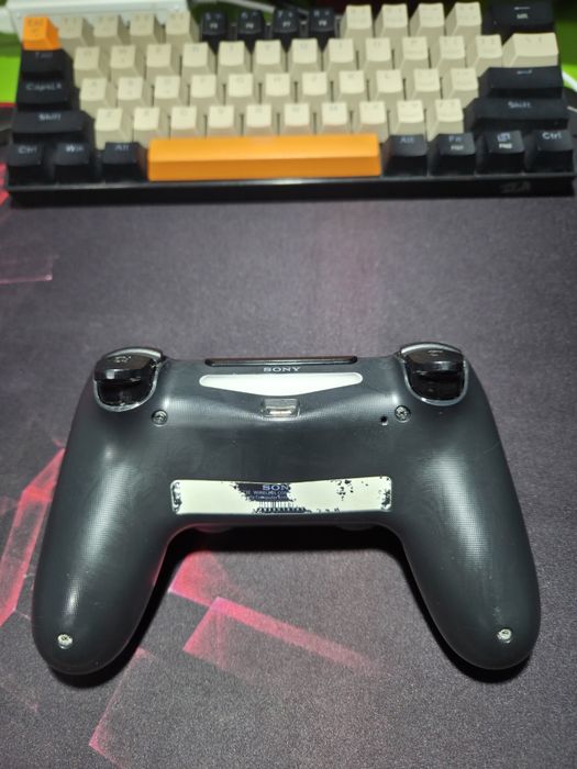 Vând ps 4 cu 3 manete si 15 jocuri