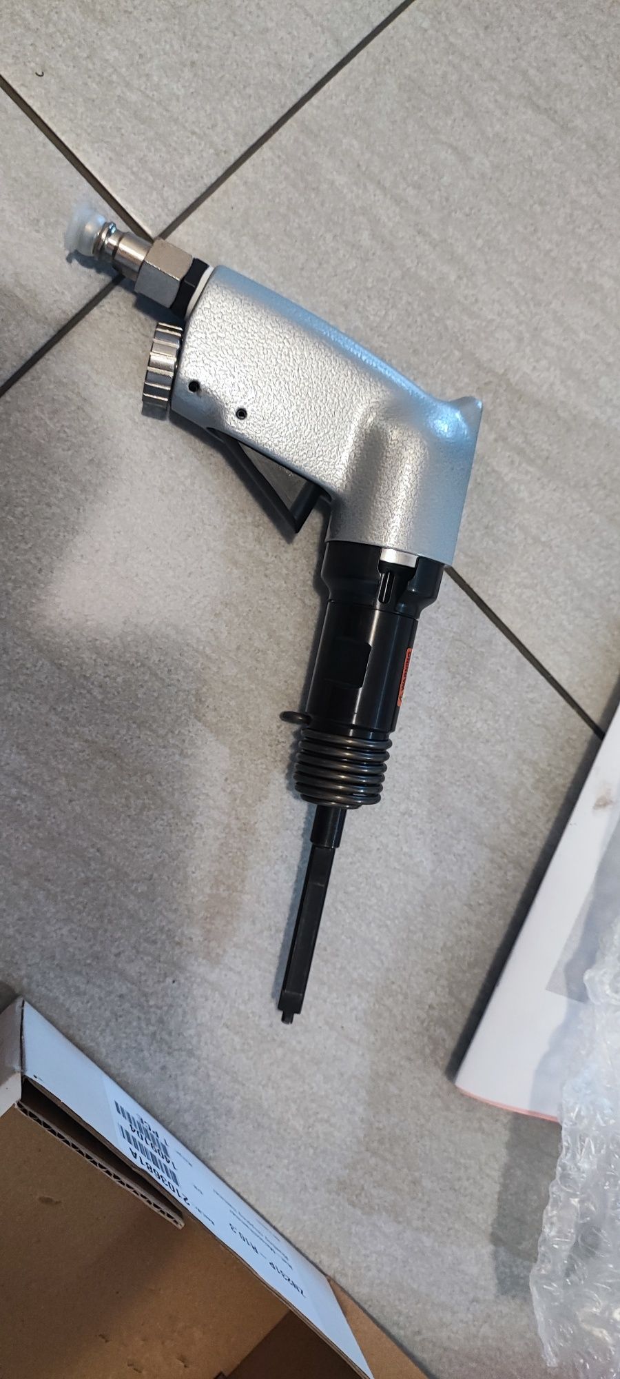 Pistol pneumatic pentru bolturi tamplarie aluminiu