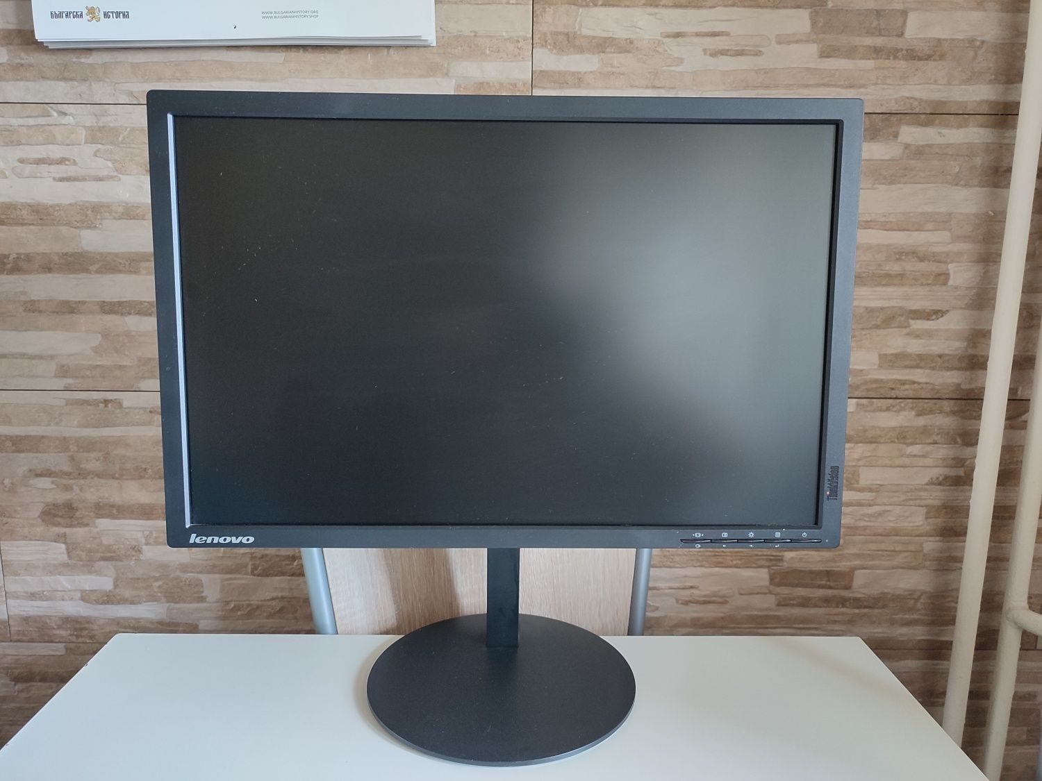 Продавам 22" монитор Lenovo ThinkVision T2254A