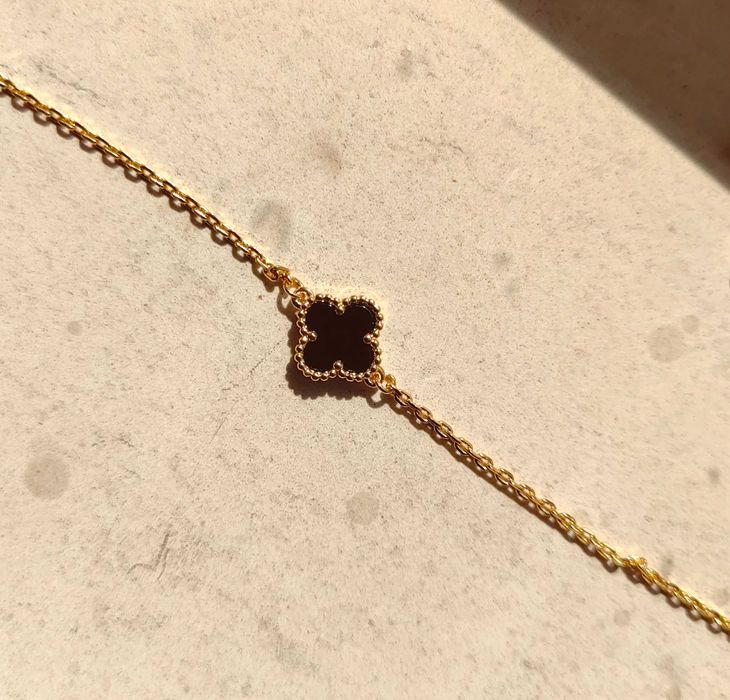 Гривна с малка червена детелина Van Cleef & Arpels VCA Sweet Alhambra