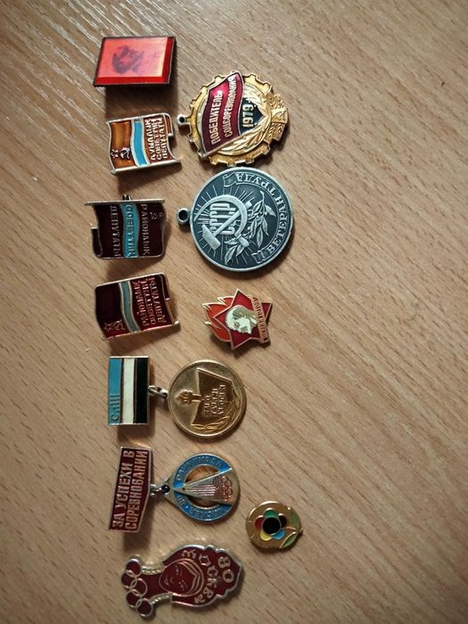 Продам Ссср деньги и значки и коппек интерсующий звонитте