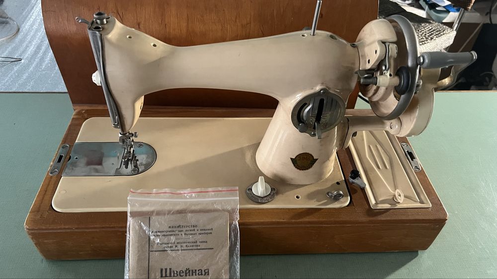 Стара руска шевна машина в отлично стстояние