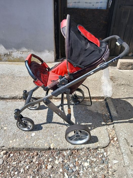 Vând cărucior pentru copii și baloți de fân și o claie