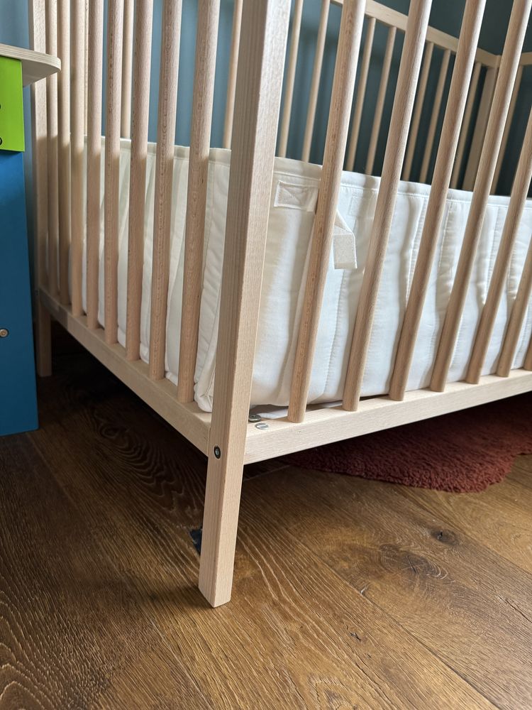 SNIGLAR бебешко креватче ikea с матрак и спално бельо