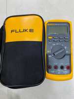 Vand FLUKE FLK-V, multimetru digital, nou, cu husa, cabluri, si sonda.