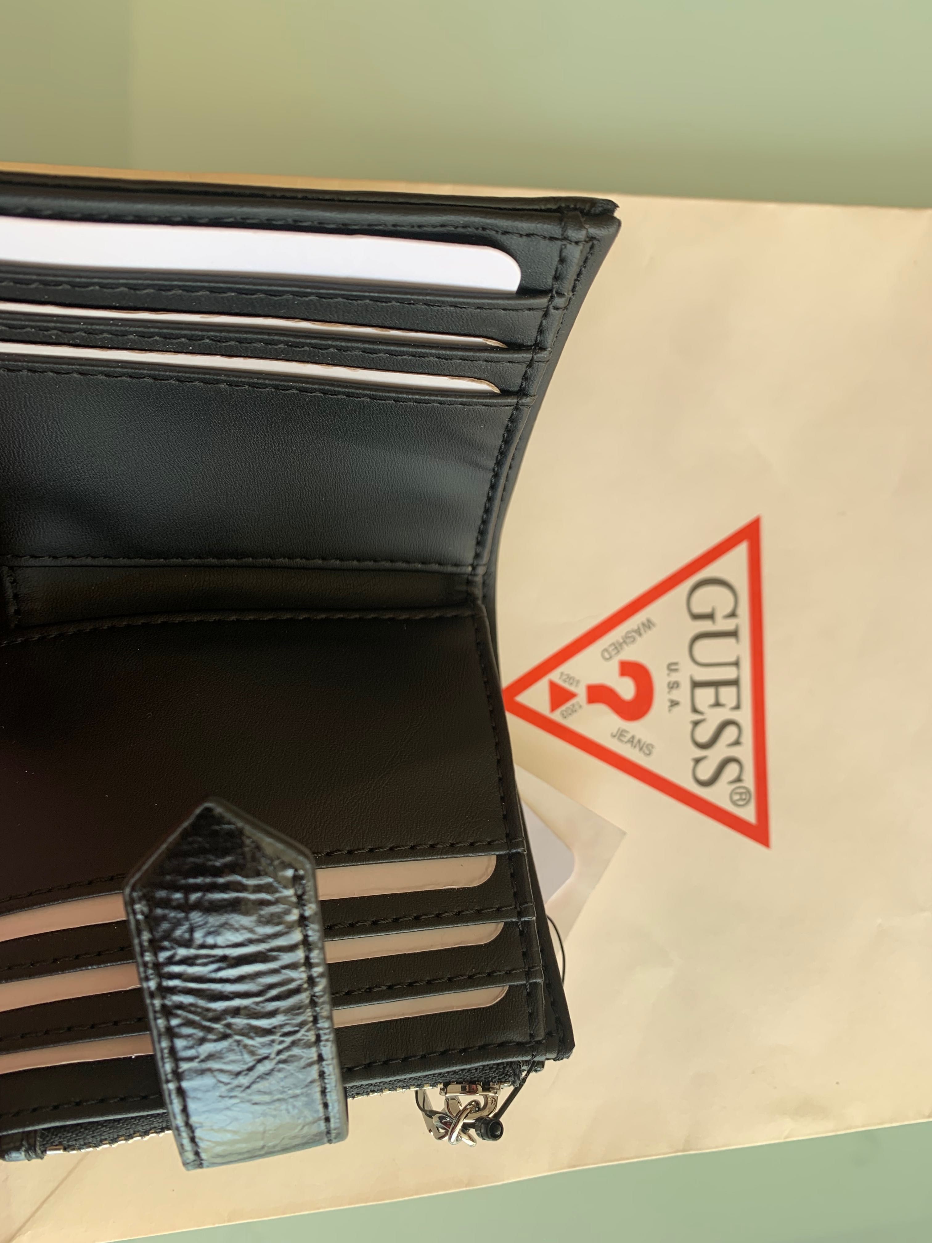 Guess Портфейл с държач за карти с визия на черна лачена кожа