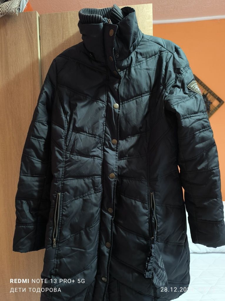 Продавам ново,марково яке Esprit.