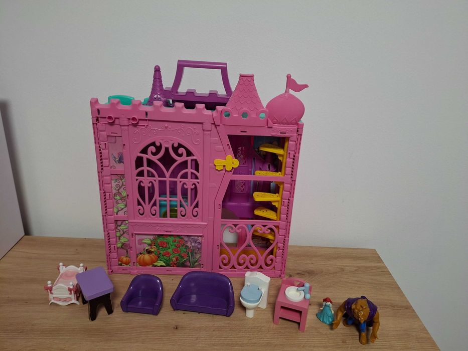Vand lot jucarii cu castel si piese mobilier