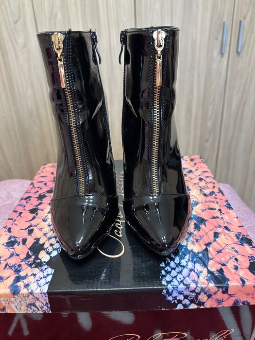 Елегантни дамски боти