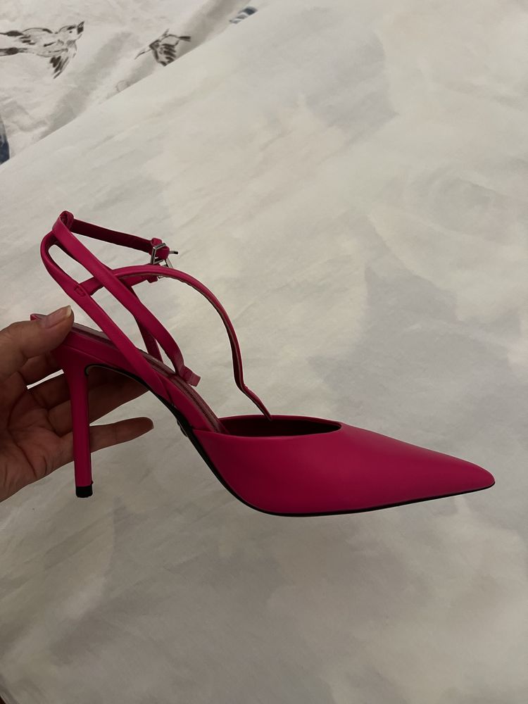 Туфли ярко розового цвета ZARA