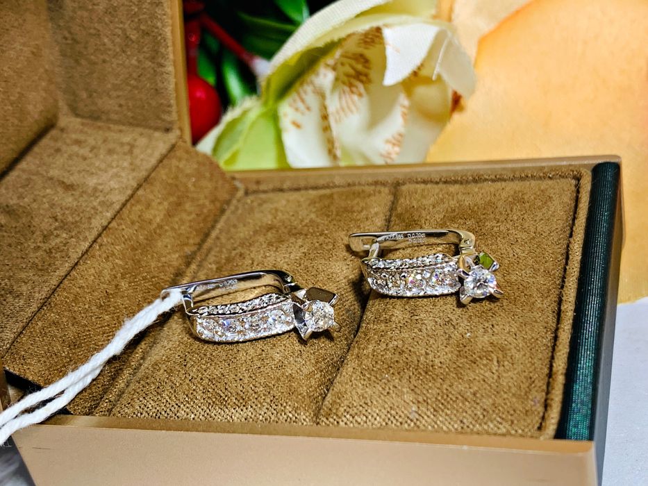 Изящные золотые серьги с бриллиантами