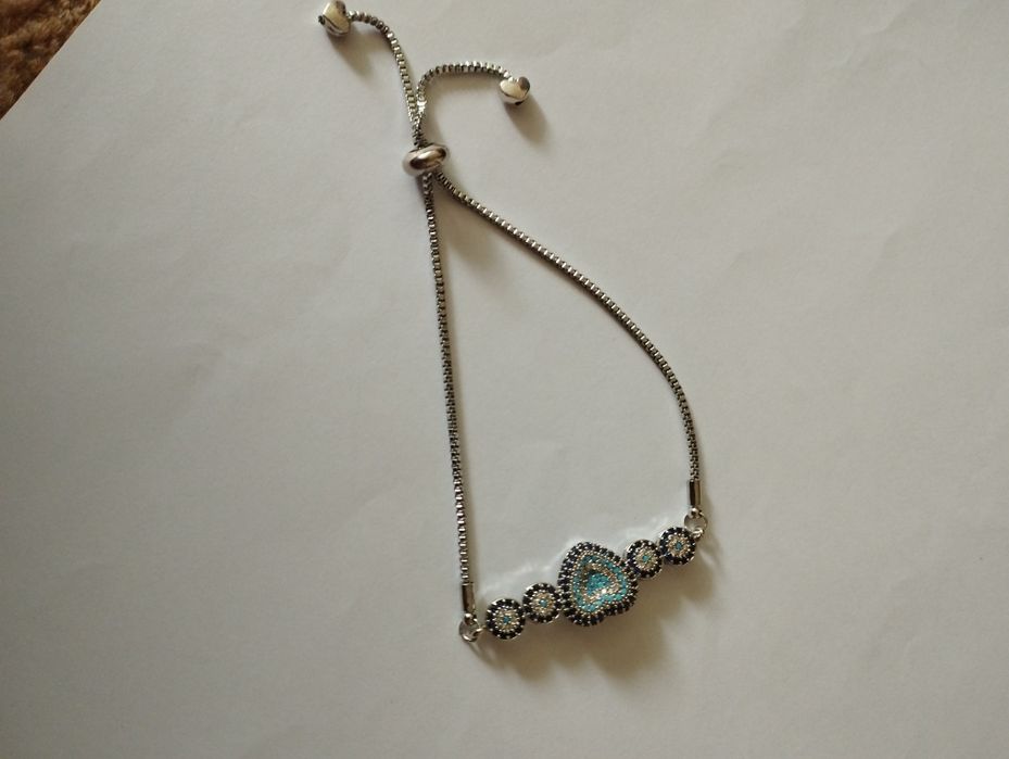 Регулируема посребрена гривничка с цветни кристали