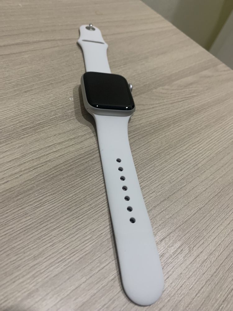 Срочно продам Apple watch se2 44см