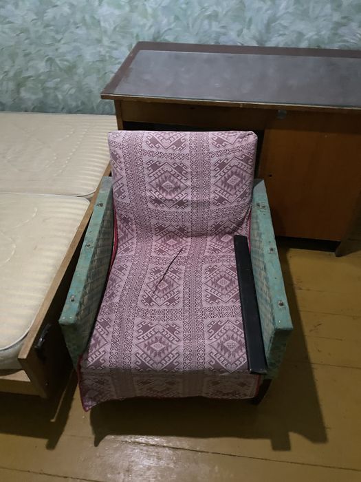 Отдам даром старую мебель, кровать, кресло