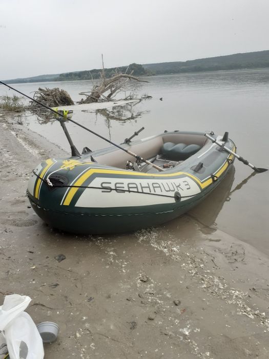 Vând barcă pneumatică cu motor