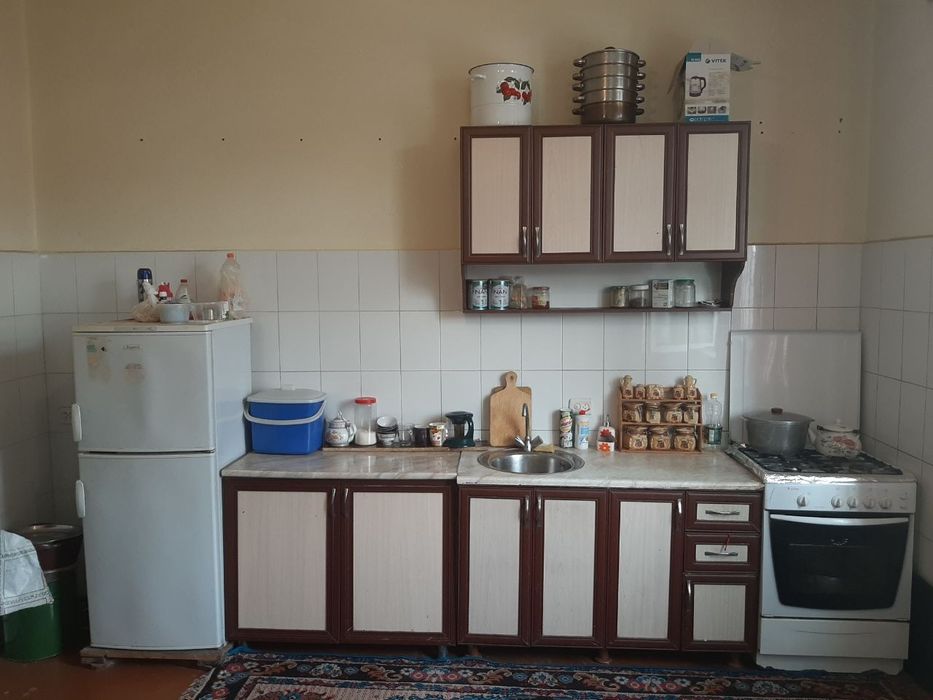 Семье или СТУДЕНТАМ
Сдаётся коттедж 
6 соток 
4 комнат 
2 санузла 
Ор: