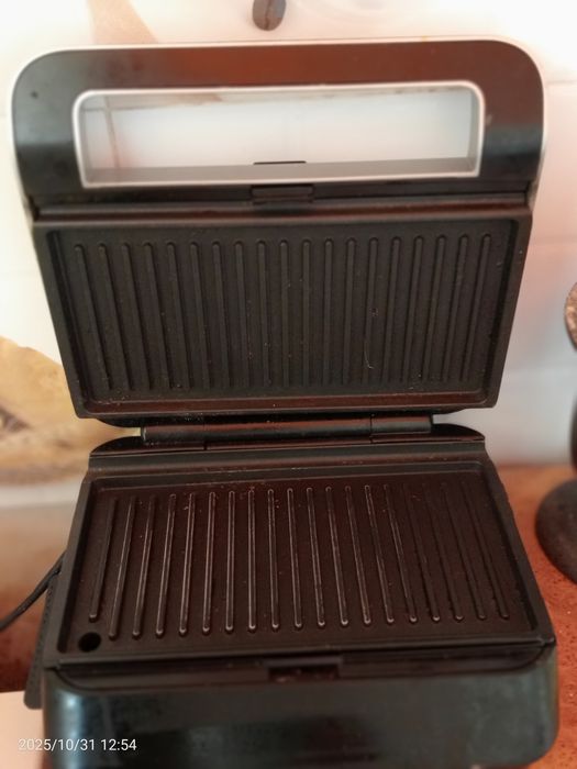 Продам. Грильница б/у . В отличном состоянии .