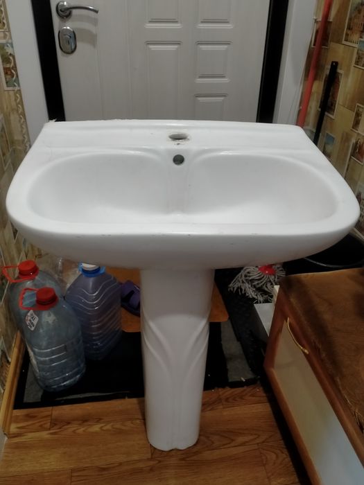 Продам раковину с пьедесталом