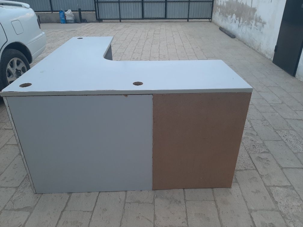 Продам стол и угловой столый