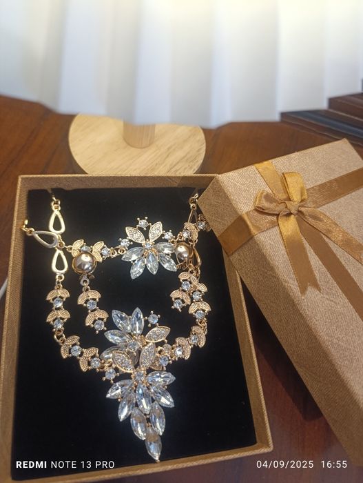 Shoxona 24 karat oltin bilan qoplangan ayollar taqinchoqlari