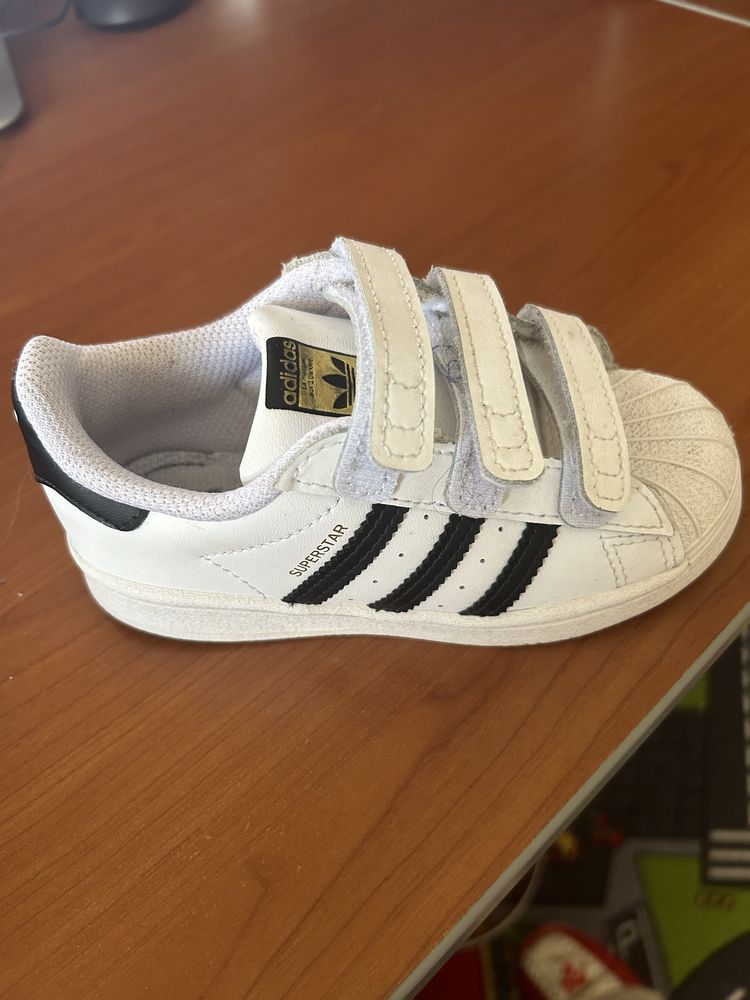 Vand adidas superstar marimea 26