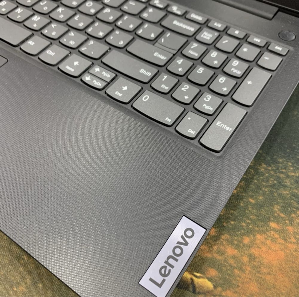 Lenova V15 deyarli yangi