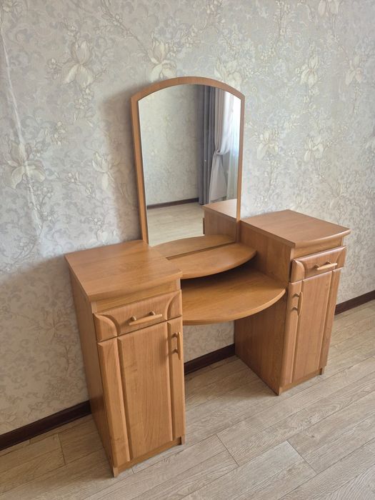 Продаётся шифанер с комодом(туалетный столик)