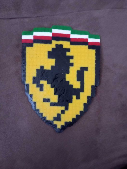 Продавам лого на ferari направено от пластмаса/pissla.