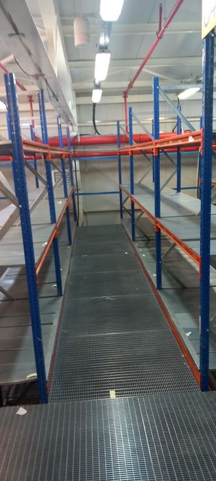 Rafturi metalice cu mezanin 456x346