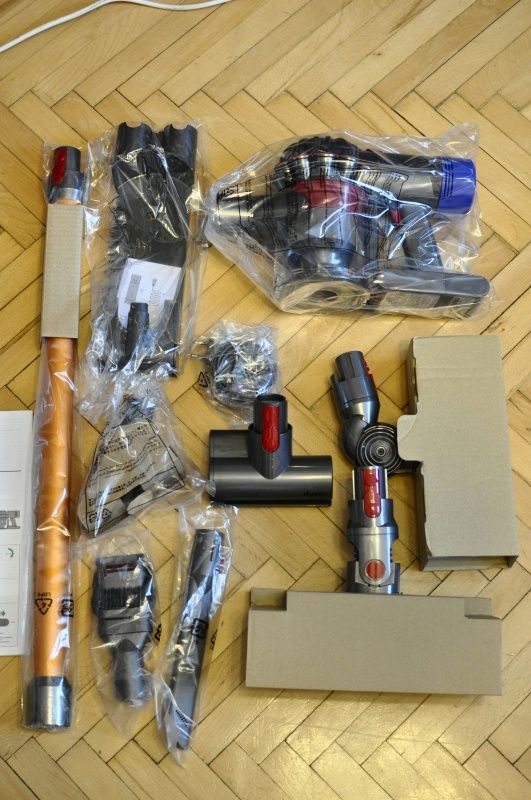 Продается новый пылесос Dyson V8 Absolute (желтый) в заводской упаковк