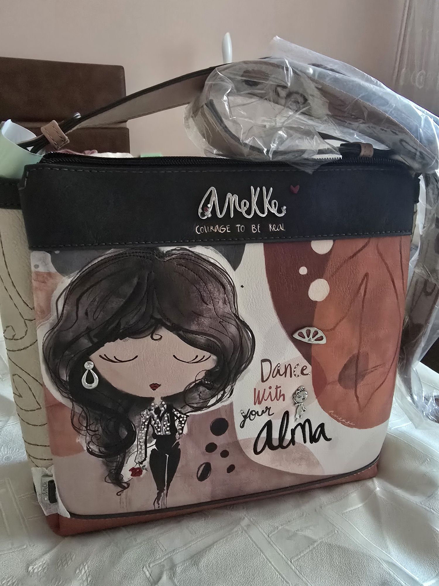 Нова дамска чанта Анеке,свежа и лека