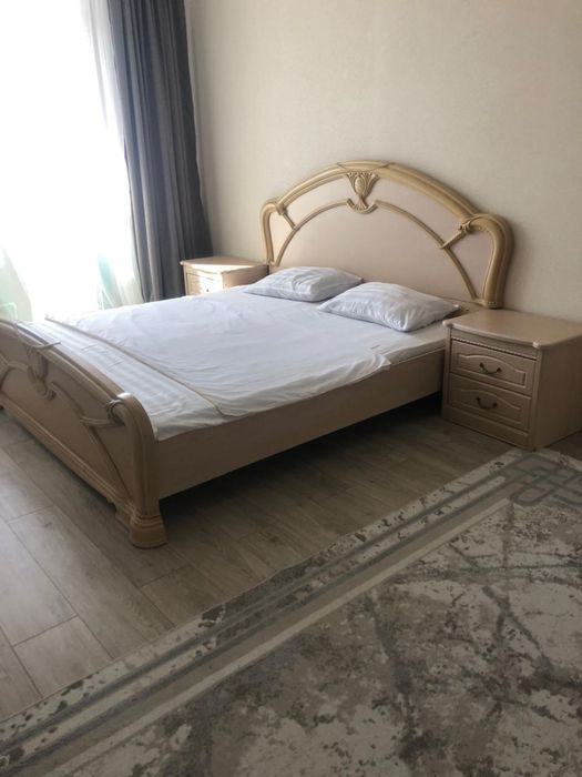 Продам кровать с матрасом и тумбочками