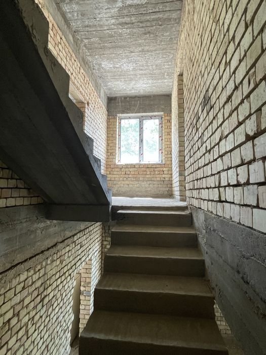 Uy 2qavatli 4xona va oshxona