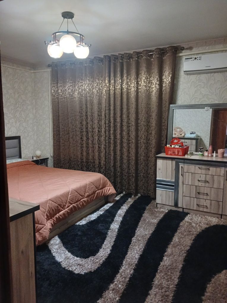 Uy hovli sotiladi.