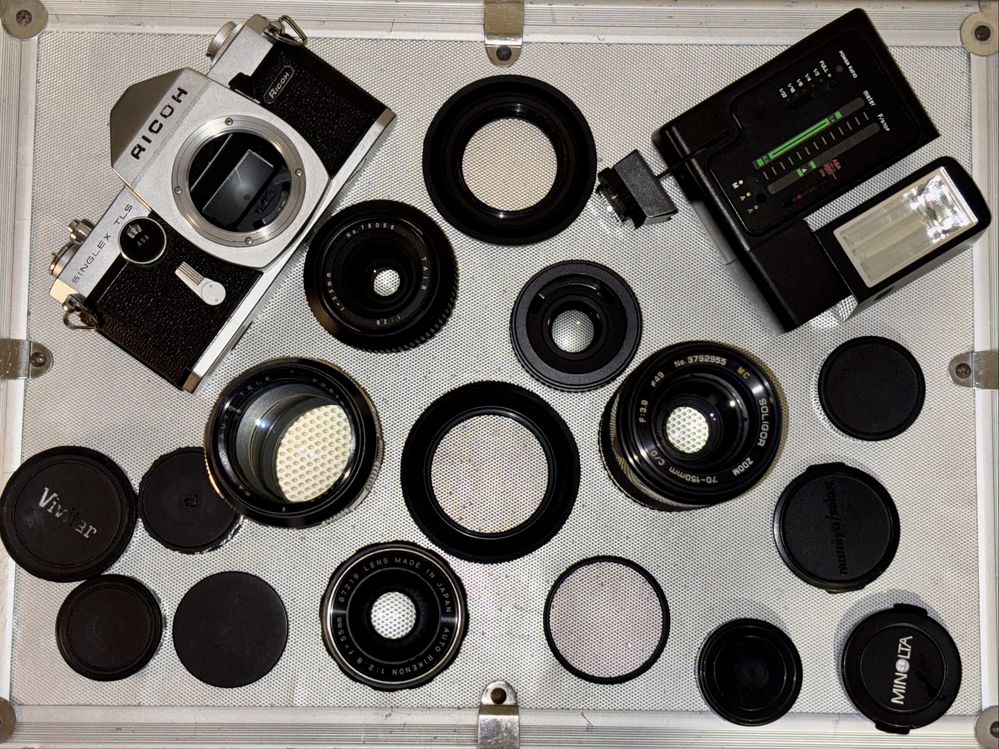 Bundle foto vintage - aparat Ricoh + obiective și accesorii