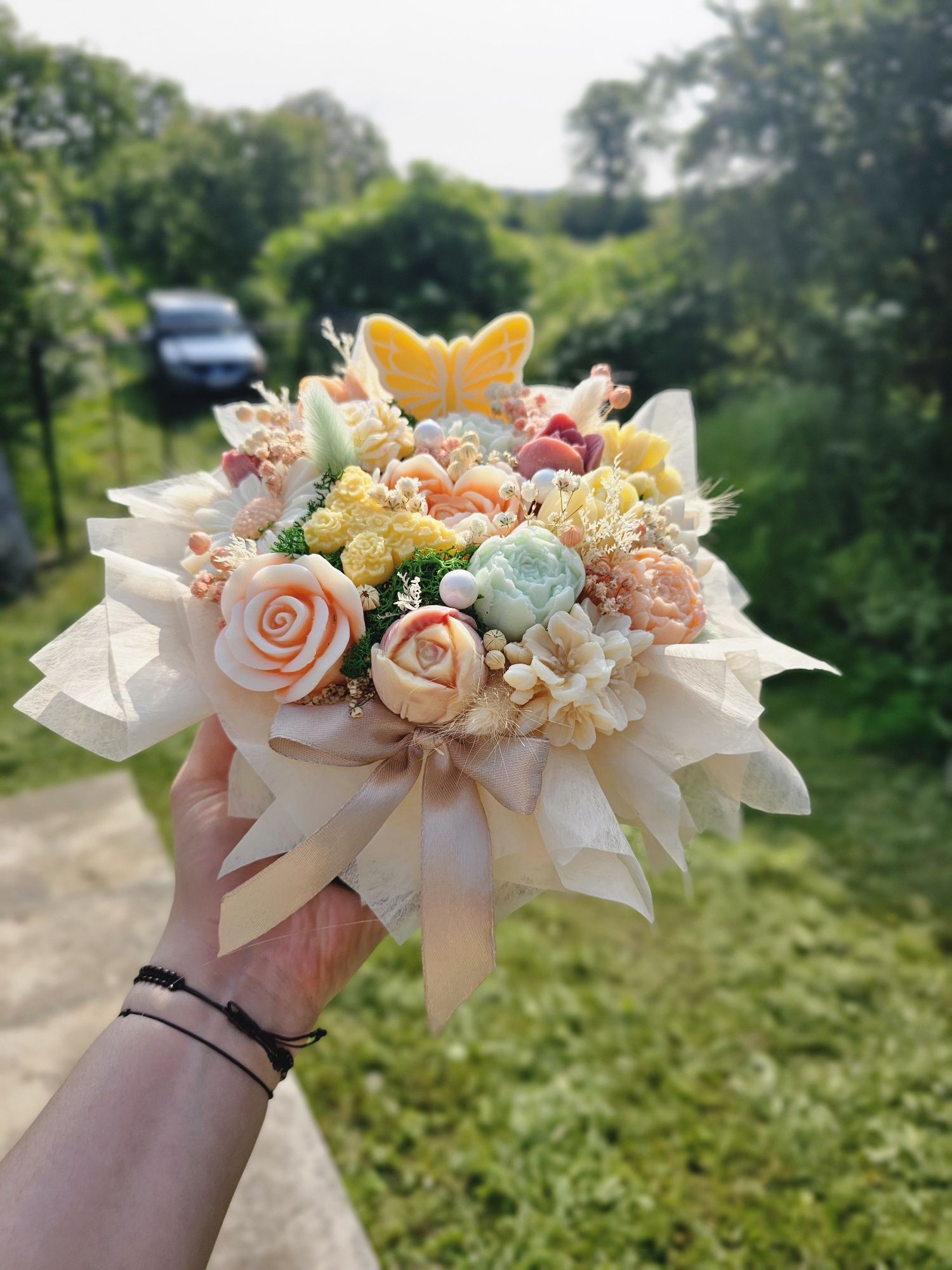 Aranjament din flori de ceară naturală de soia